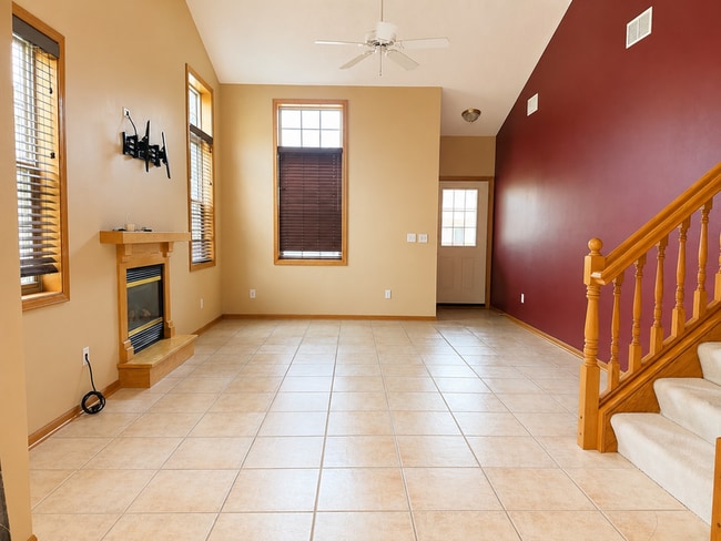 Building Photo - 13849 Hyacinth Dr