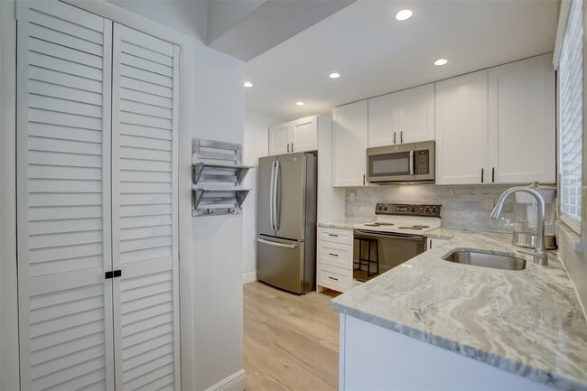 Photo - 1450 N Riverside Dr Unit 101