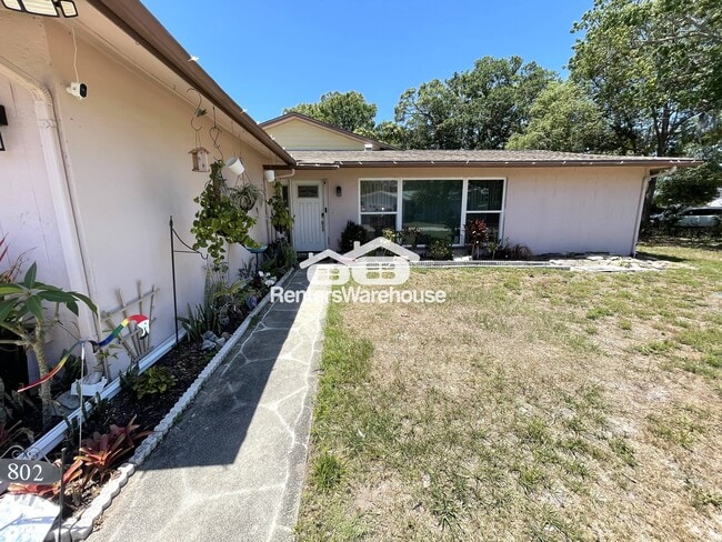 Photo - 802 Embassy Rd