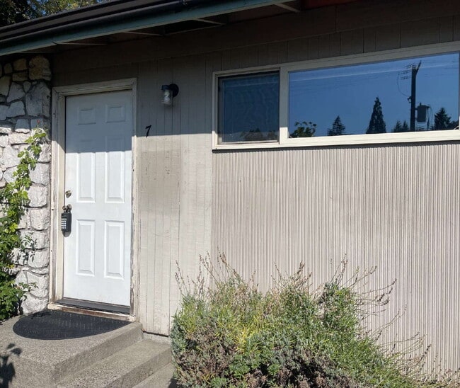 Building Photo - 2 Bedroom / 1 Bathroom Ground-Floor Apartment on SE Gladstone Unit 7