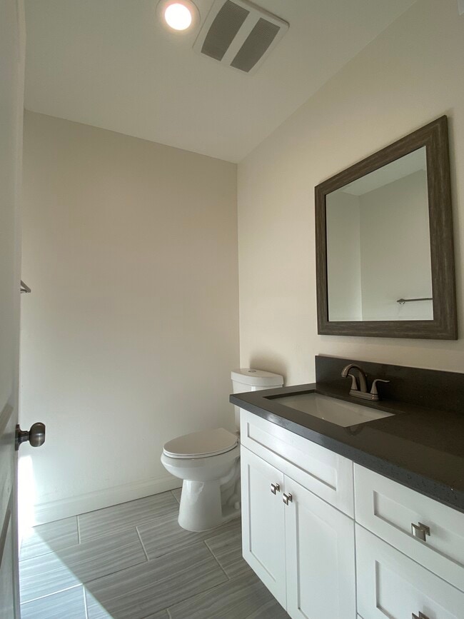 Photo - 5544 Romaine St Unit 1