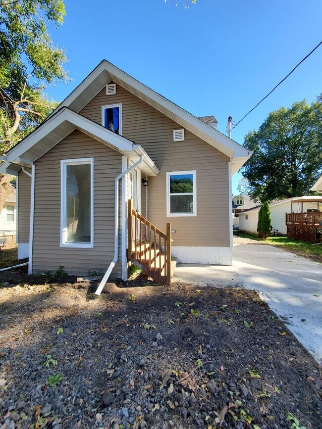 Updated 2 bedroom 2 bathroom with 2 Stall ... - Updated 2 bedroom 2 bathroom with 2 Stall ... House