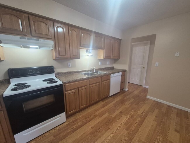 Building Photo - 896 Wescott Square Unit 103