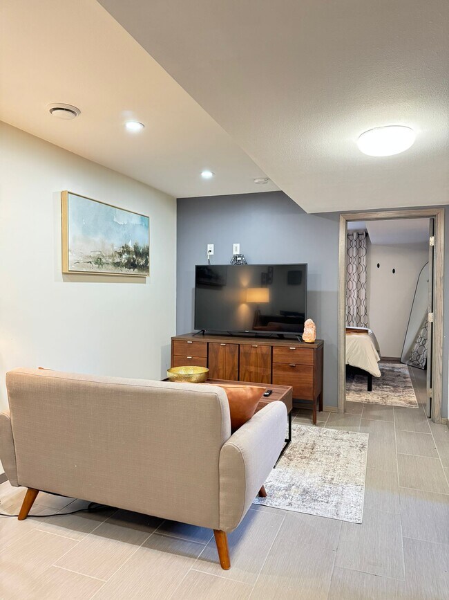 Photo - 1910 Center St W