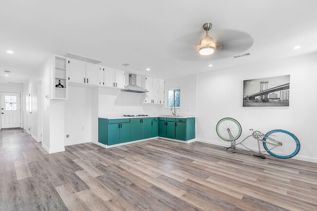 Beautiful newly remodeled modern 2 Bed + 2... - Beautiful newly remodeled modern 2 Bed + 2... House