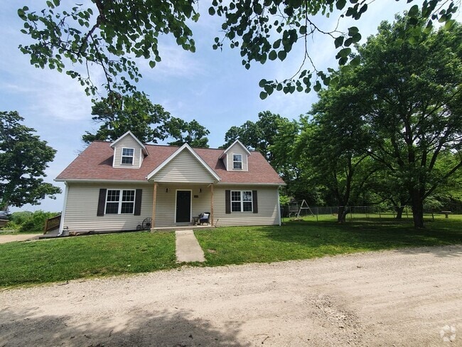 Building Photo - Country Home