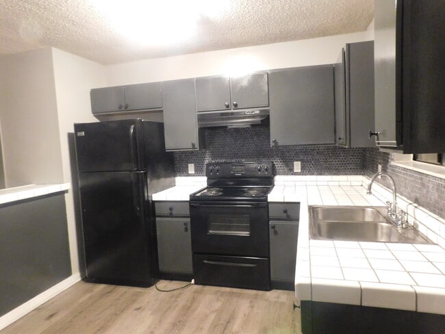 Kitchen - 5327 Westchase Ct Apartments