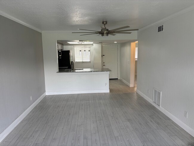 Photo - 1704 University Ln Unidad College Club Condominium