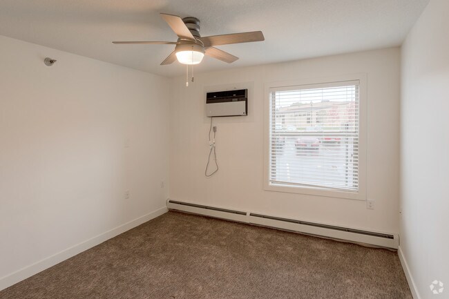 1BR, 1BA Den - 805 SF - The Markham