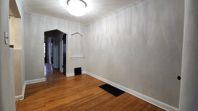 6304 Bancroft Ave Unit 1st floor