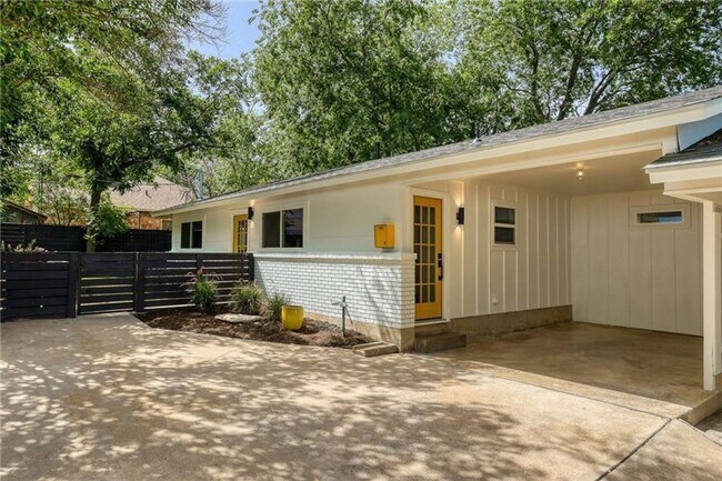 Photo - 3X2 Gorgeous West Campus Duplex Unit Unidad #B