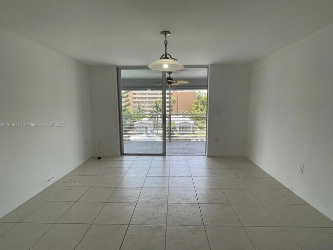 Photo - 3750 NE 169th St Unidad 408