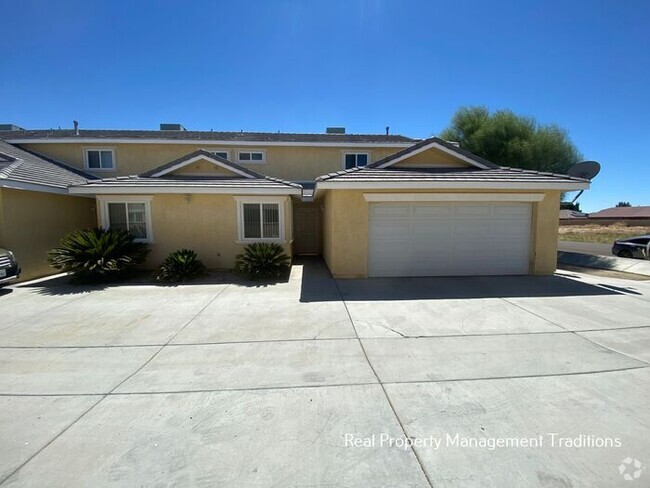 Building Photo - Spacious 4 + 3 Townhouse in Rosamond - Ask...