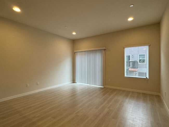 Photo - Modern Lynnwood 2BD/2.5BTH Townhome for Lease! Small Pet Friendly!