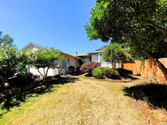 Photo - Recently updated Lynnwood Rambler in a quiet cul-de-sac