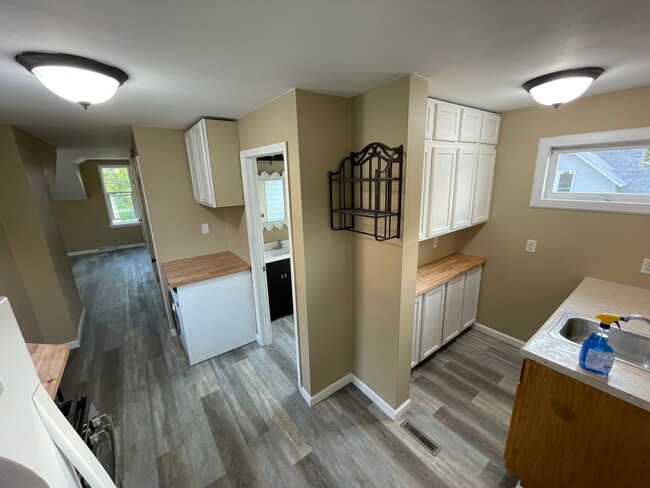 Building Photo - 301 6th St NW Unit Nice 1 bedroom apartment