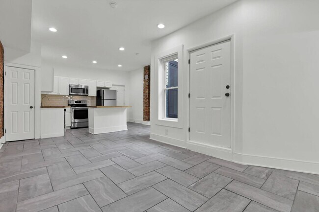 1687 1/2 Oak St - 1687 1/2 Oak St