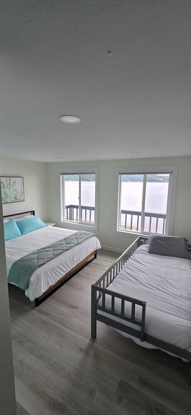 Photo - 191 NE Lynnwood Beach Rd