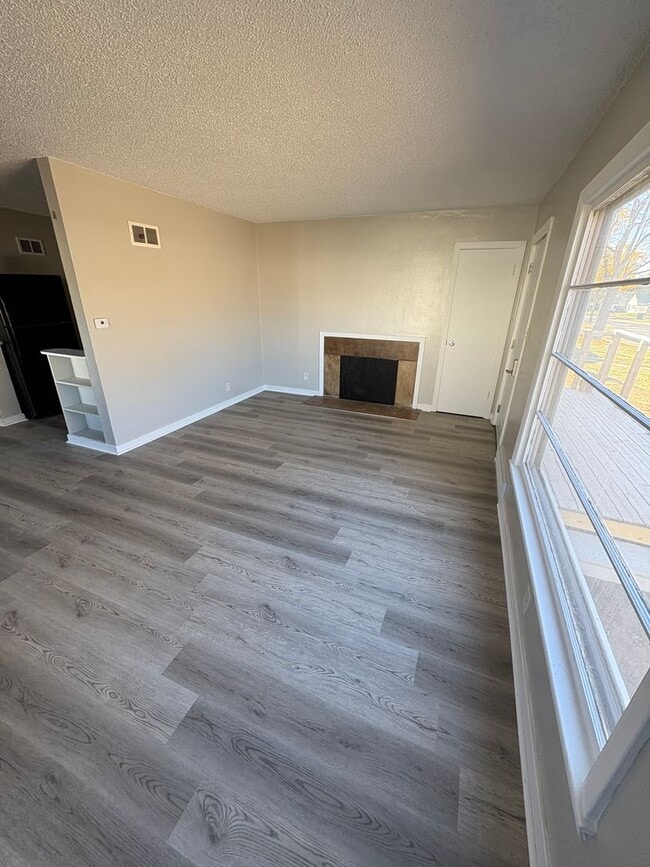 Building Photo - 1 Bedroom 1 Bathroom Updated Duplex