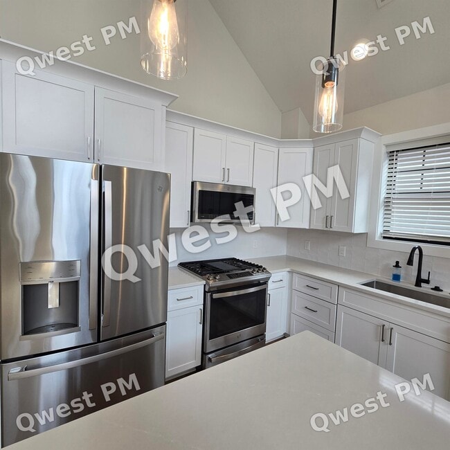 629 Fairview Ave NE