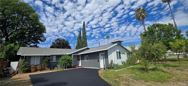 Building Photo - 10937 Collett Ave
