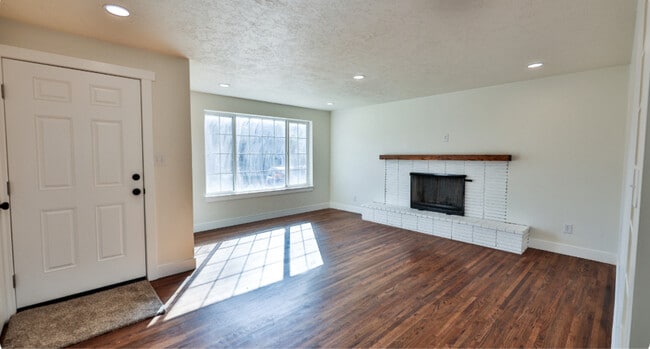 Photo - 350 W 2575 N