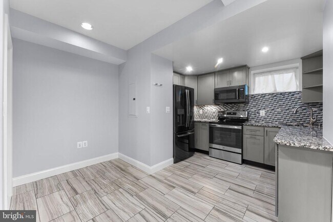 Photo - 1416 Meridian Pl NW