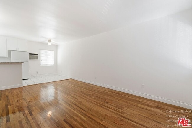 Photo - 6640 Woodman Ave Unit 5