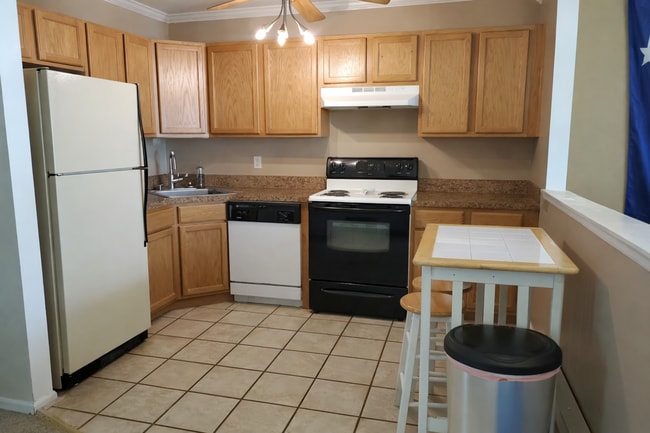 Photo - Charming 3 Bedroom, 2 Bath End Row Townhouse in Millersville - In-unit Laundry