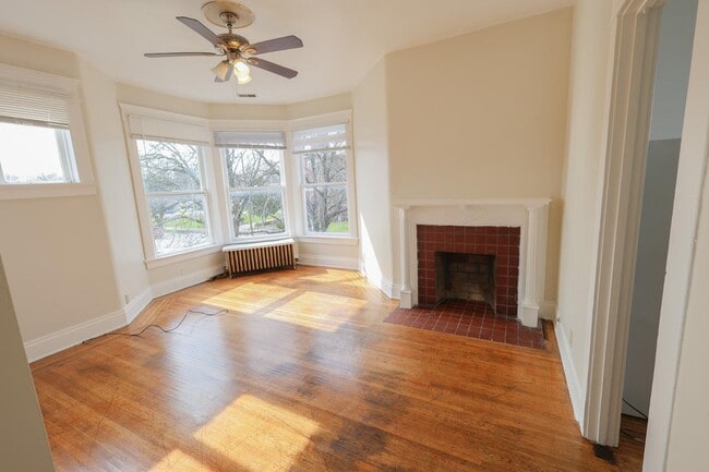 Building Photo - 1322 E Spring St