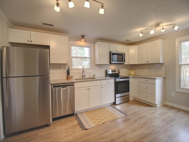 Photo - 3 bedroom ranch home with fenced yard!