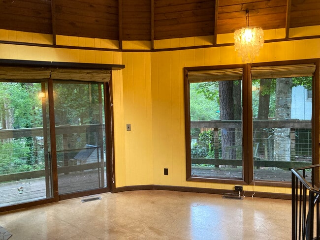 living room - 814 Tullahoma Dr