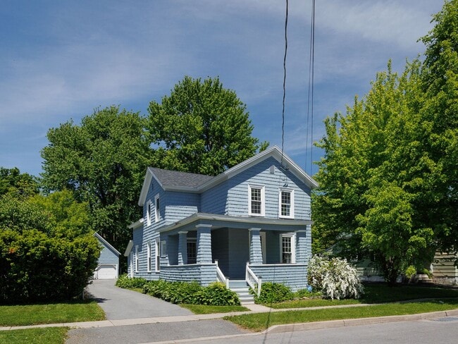 Building Photo - Charming and spacious 4-bedroom, 2 full ba...