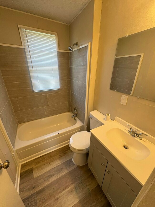 Building Photo - 1116 Ash Ave