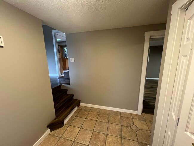 Photo - 1652 King John Way