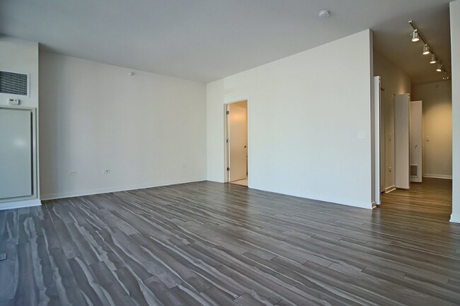 Photo - 812 N LaSalle St