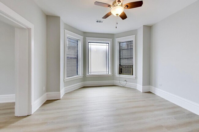 Photo - 2114 W Byron St Unit 1