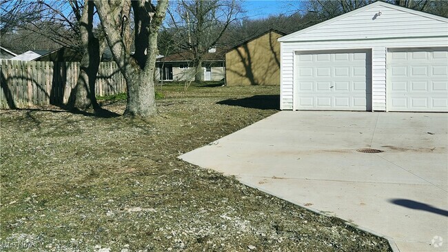 Building Photo - 223 Maplelawn Dr Rental
