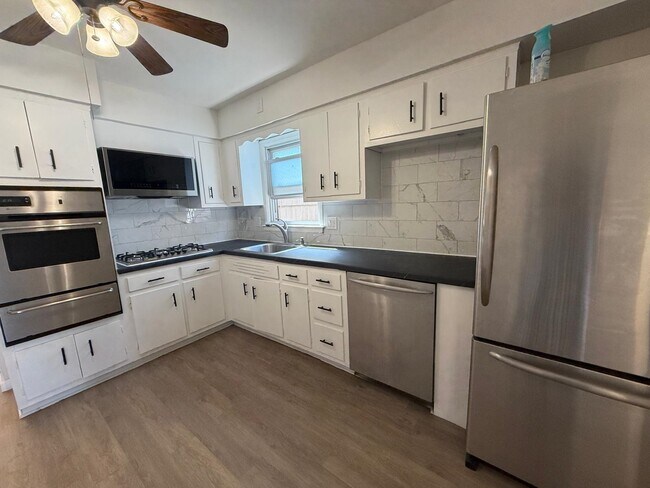 Photo - 10 E 10th St