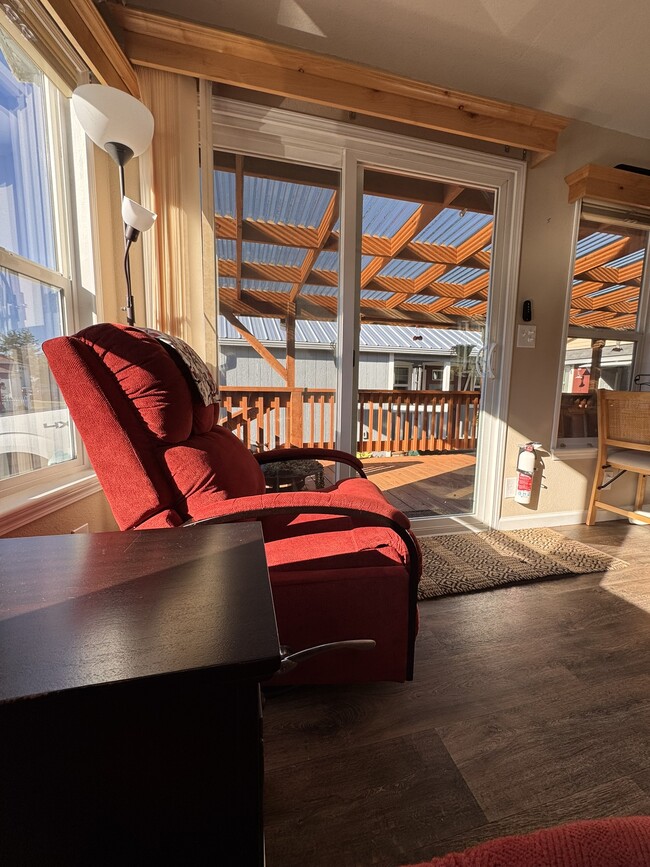 ¡Una vida luminosa y alegre! - 11 Pond Ln