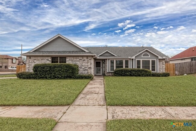 Building Photo - 1102 August Dr