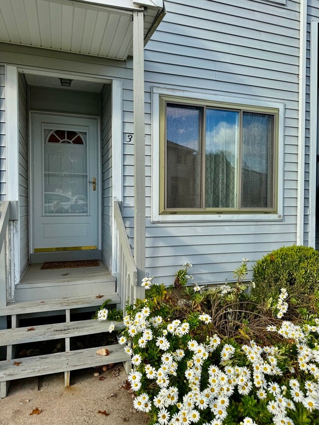 Building Photo - 376 Cypress Rd Unit 376