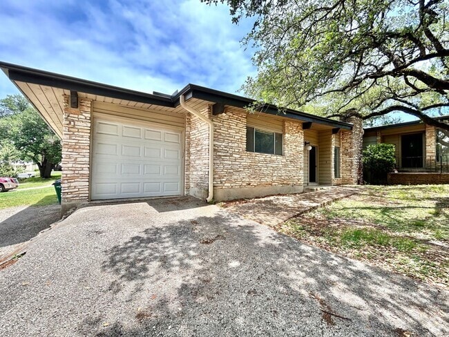 Building Photo - Bright and Spacious Single-Level Living in... Rental