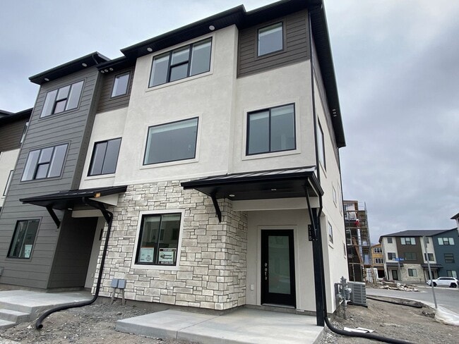 Building Photo - Beautiful Newer Rockwell Ranch Townhome (End Unit)