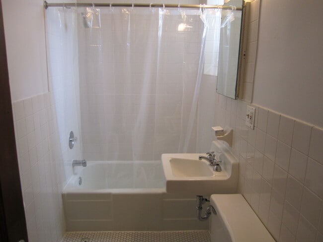 1 dormitorio con baño en el oeste