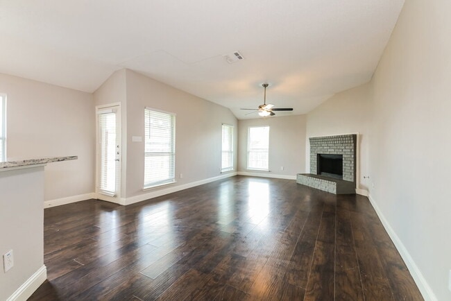 Photo - 1603 Venus Dr E