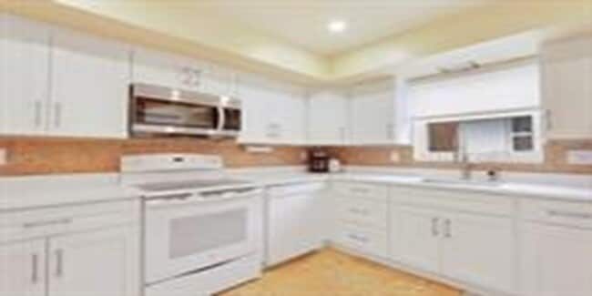 Building Photo - 721 N Lakeside Dr