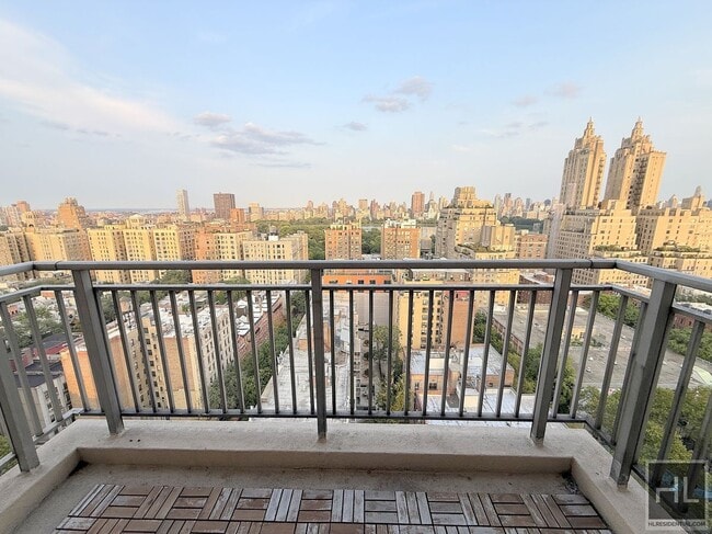 Building Photo - Renovated 3 bed 1 bath with Laundry / Balcony / WEST 93 STREET