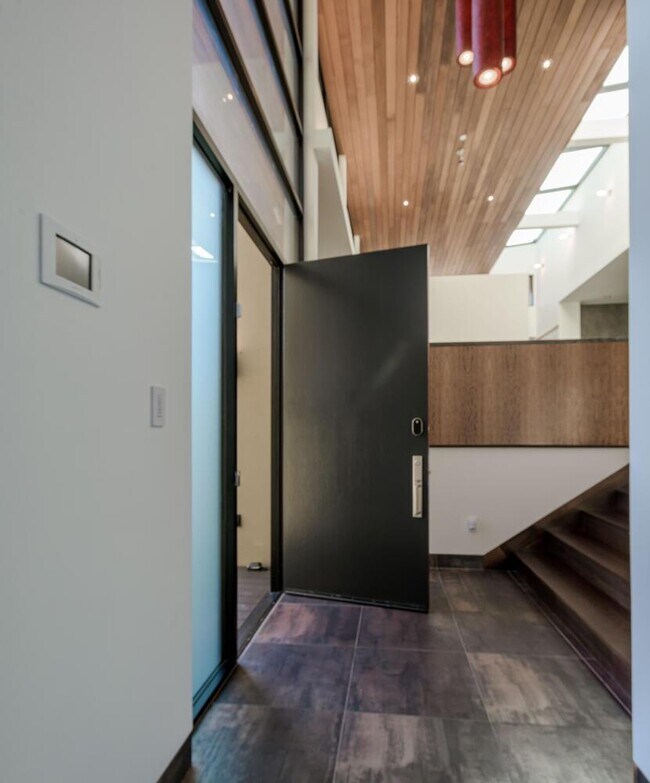 Photo - 2510 Skyfarm Dr