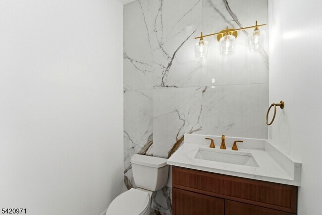 Photo - 704 Green Ln